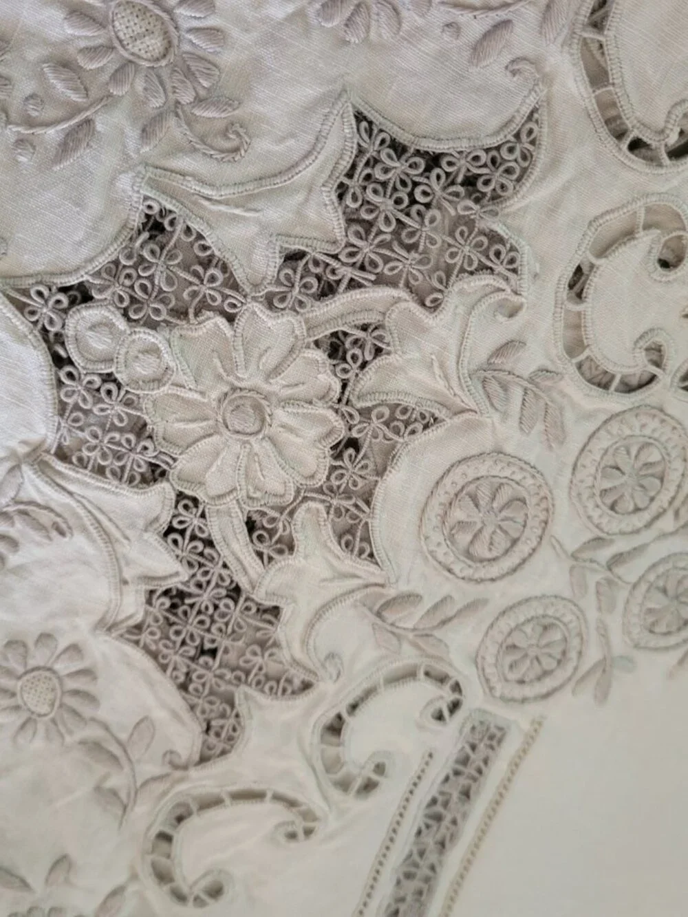 Vintage Cream and Ecru lace and Embroidered Tablecloth & 8 Napkins